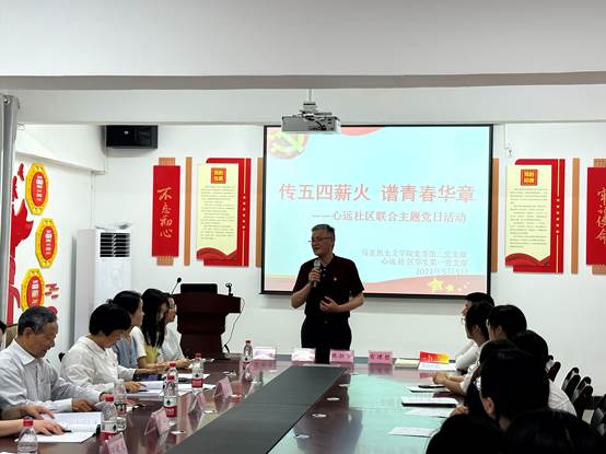 一群人在餐厅里描述已自动生成