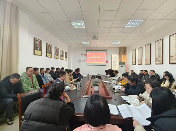 会议室里的人们AI 生成的内容可能不正确。