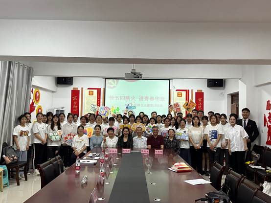 许多人站在室内描述已自动生成